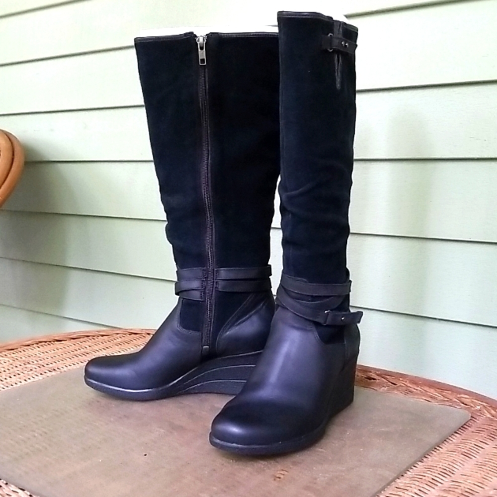 UGG BOOTS WATERPROOF BLACK LEATHER WITH SUEDE UPPERS.